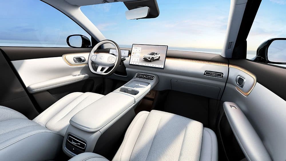 Interior del Q05 con la pantalla central grande y tapizados claros